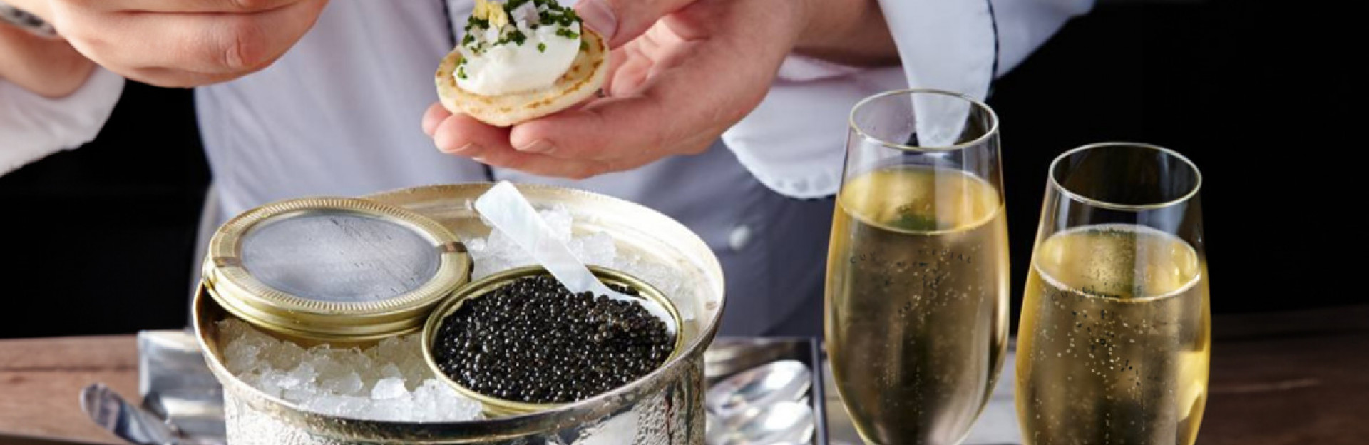 Пенливо вино и черен хайвер AEmillius Caviar - едно луксозно изживяване за сетивата...