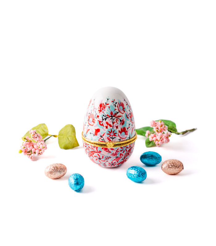 Small Comtesse du Barry porcelain Easter eggs
