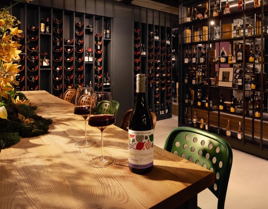 Бутилка Ayano Xmas Edition в празнична обстановка